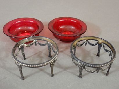 Lot de deux petits salerons de table en verre...