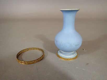 WEDGWOOD, Petit vase pansu en biscuit orné...