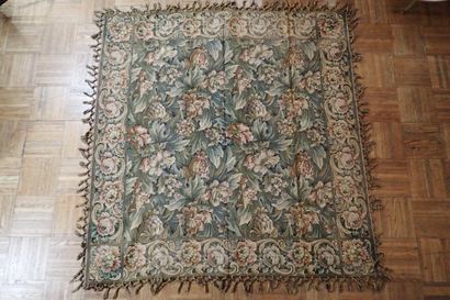 Dessus de table oriental à décor floral dans...
