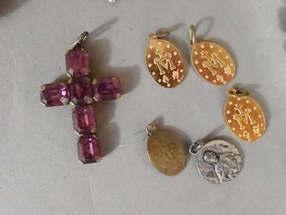 Lot de bijoux fantaisie comprenant : colliers,...