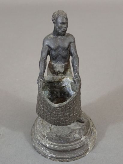Petit régule patiné figurant un homme portant...