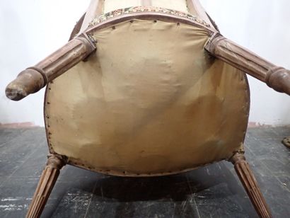 Fauteuil en bois mouluré et sculpté, le dossier...