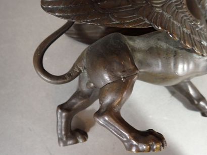 Italie, Griffon en bronze patiné. Marqué...