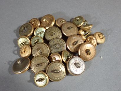 Ensemble de 27 boutons d'uniforme et de képi...