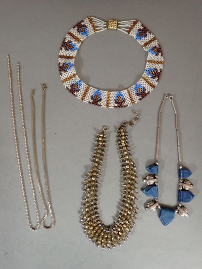 Lot de bijoux fantaisie comprenant : colliers,...