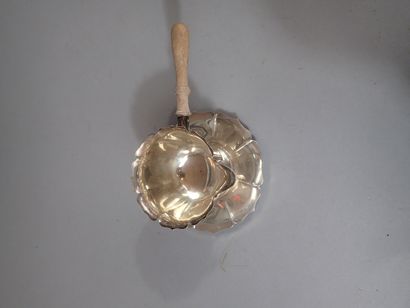Petit crémier en métal argenté à bords chantournés...