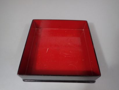 Coffret quadrangulaire en laque noire à décor...