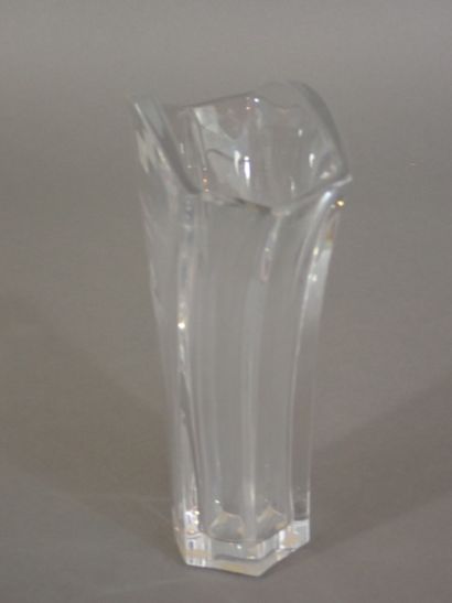 BACCARAT. Vase en cristal en forme d'éventail,...