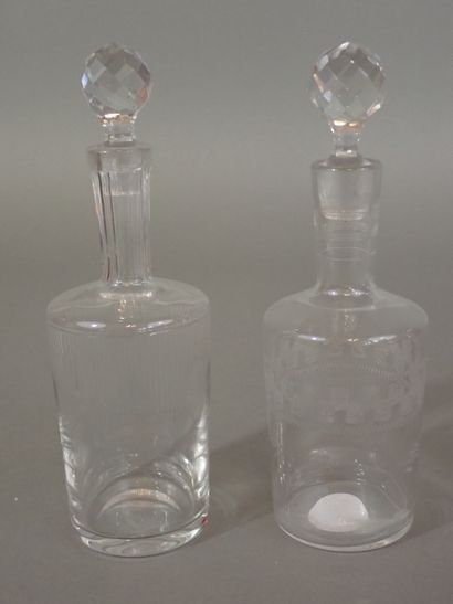 Ensemble de six carafes, carafons et burettes...