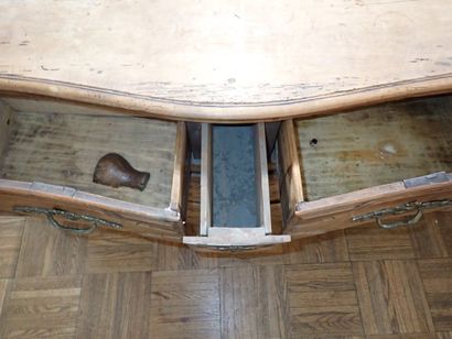 Commode galbée en noyer dite 