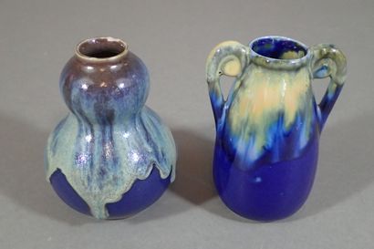 Ensemble comprenant deux vases en grès émaillé...