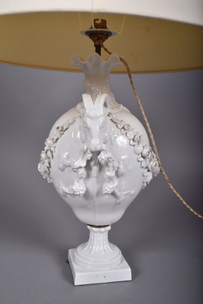CAPODIMONTE, dans le goût de. Pied de lampe...