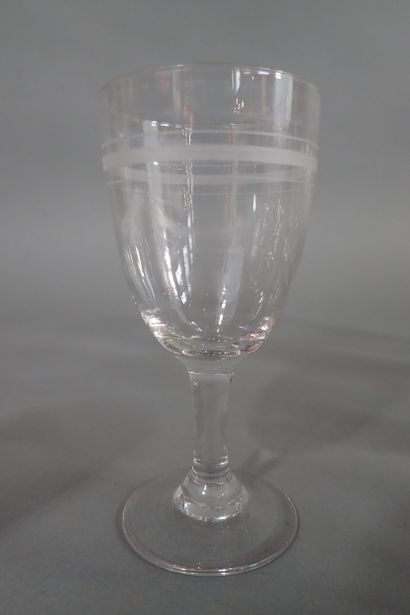 Lot de 13 verres à pieds en verre reposant...
