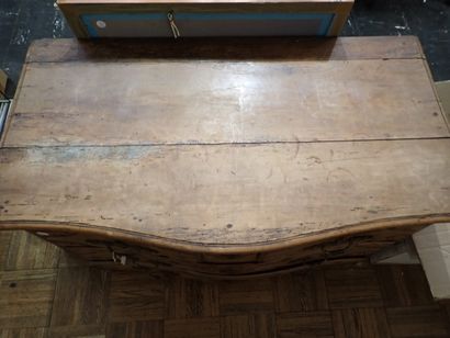 Commode galbée en noyer dite 