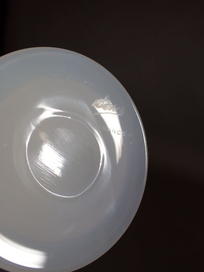 CRISTALLERIE DE SEVRES. Aiguière en opaline...