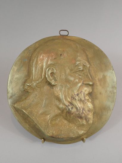 Médaille en fonte patinée dorée avec sa bélière...