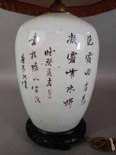 Vase en porcelaine à décor de motifs floraux....