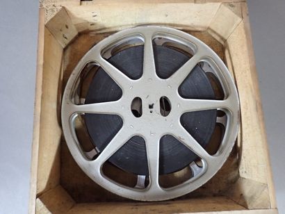 Caisse en bois RKO Radio-Films SA. Dim totales...