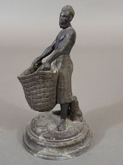 Petit régule patiné figurant un homme portant...
