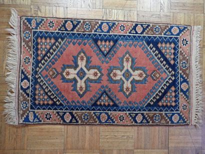Petit tapis d'Orient en laine dans les tons...