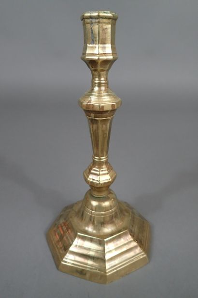 Paire de bougeoirs en laiton de forme balustre...