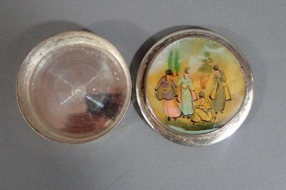 Boîte ronde en métal argenté, le couvercle...
