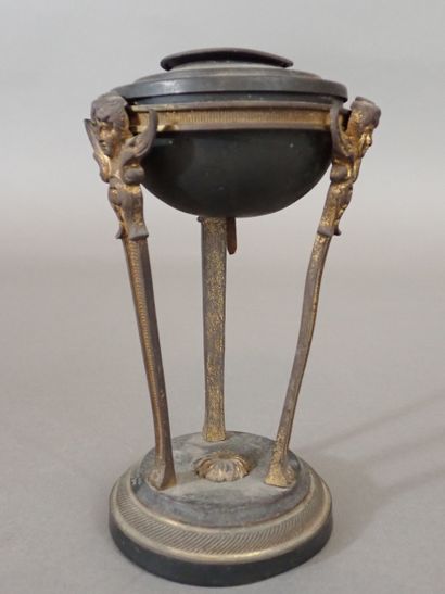 Petite cassolette en athénienne en bronze...