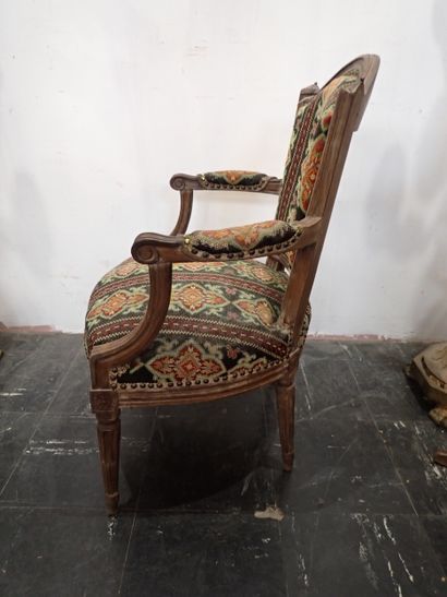 Fauteuil en bois mouluré et sculpté, le dossier...
