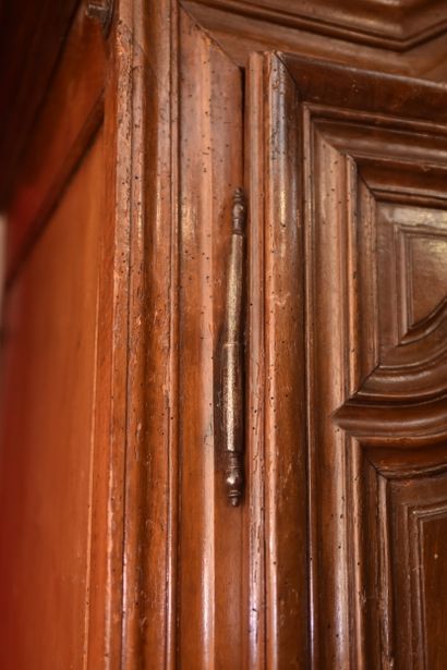 Armoire parisienne en noyer mouluré et sculpté,...