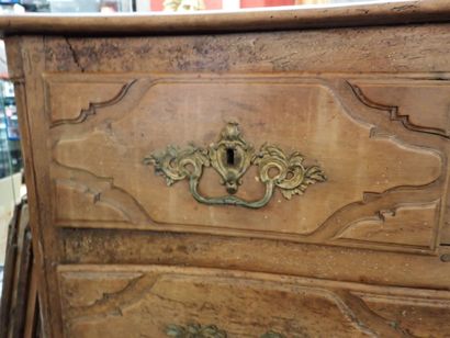 Commode galbée en noyer dite 