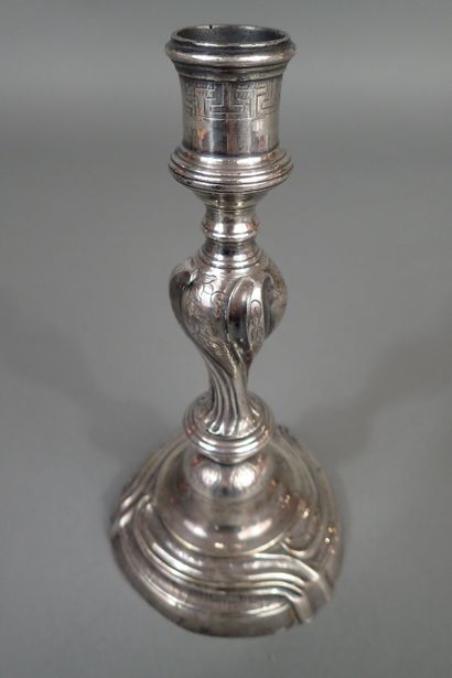 Paire de bougeoirs en métal argenté, le binet...