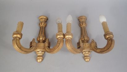 Paire d'appliques en bois doré à deux bras...