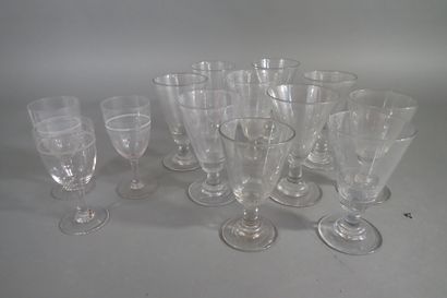 Lot de 13 verres à pieds en verre reposant...