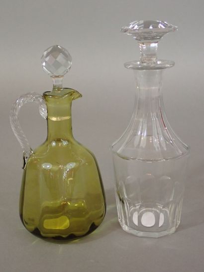 Ensemble de six carafes, carafons et burettes...