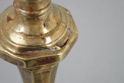 Paire de bougeoirs en laiton de forme balustre...