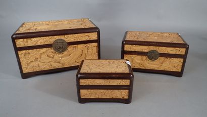 Ensemble de trois boîtes en résine et bois...