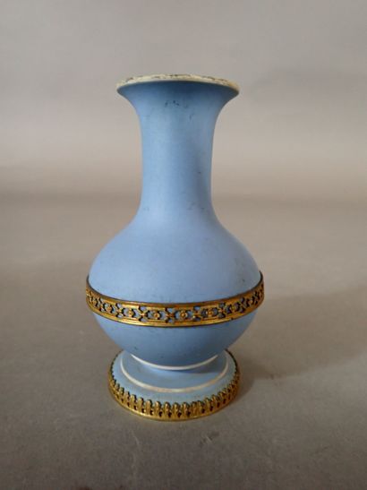 WEDGWOOD, Petit vase pansu en biscuit orné...