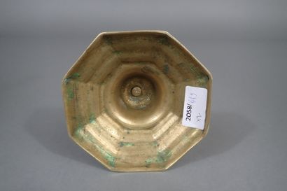 Paire de bougeoirs en laiton de forme balustre...