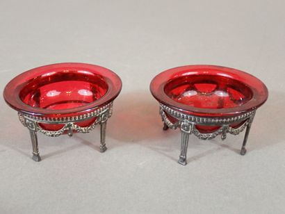 Lot de deux petits salerons de table en verre...