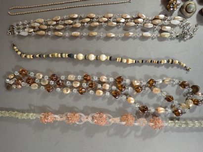 Lot de bijoux fantaisie comprenant : colliers,...