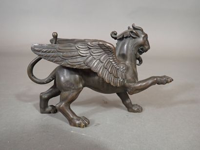 Italie, Griffon en bronze patiné. Marqué...