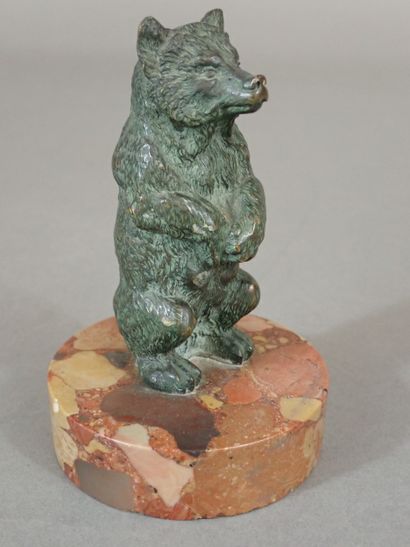Petit sujet en bronze patiné figurant un...