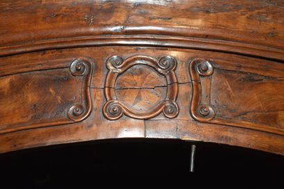 Belle armoire en noyer mouluré et sculpté...