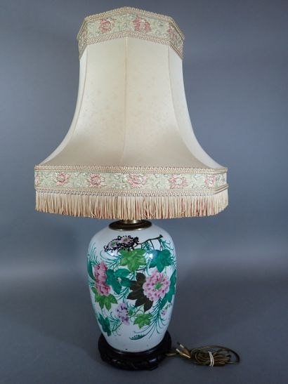 Vase en porcelaine à décor de motifs floraux....