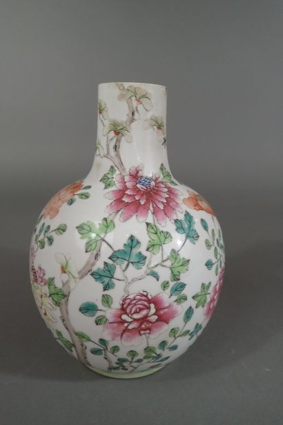 Chine ? Vase en porcelaine de forme balustre...