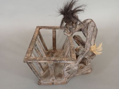 Afrique, Porteur de corbeille ajourée en...