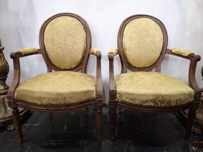 Paire de fauteuils cabriolet en bois mouluré...