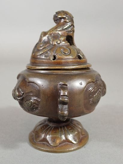 CHINE, Petit brule parfum en bronze patiné,...
