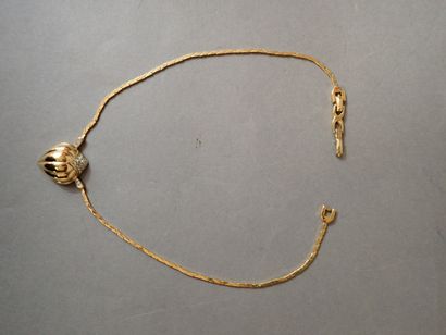 NINA RICCI. Collier en métal doré orné d'un...