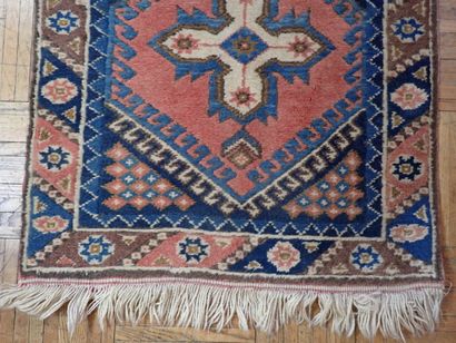 Petit tapis d'Orient en laine dans les tons...
